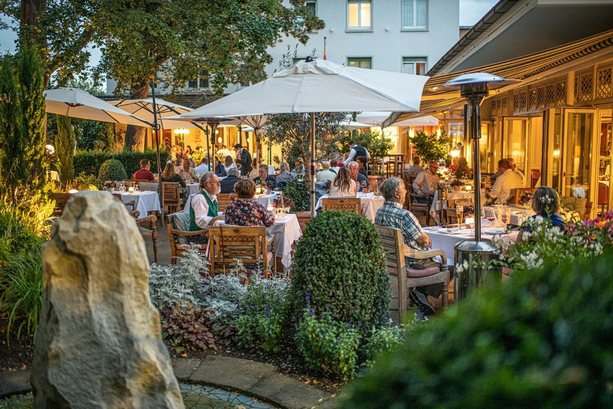 Hotel-Restaurant Erbprinz Ettlingen Exterior photo The restaurant's garden