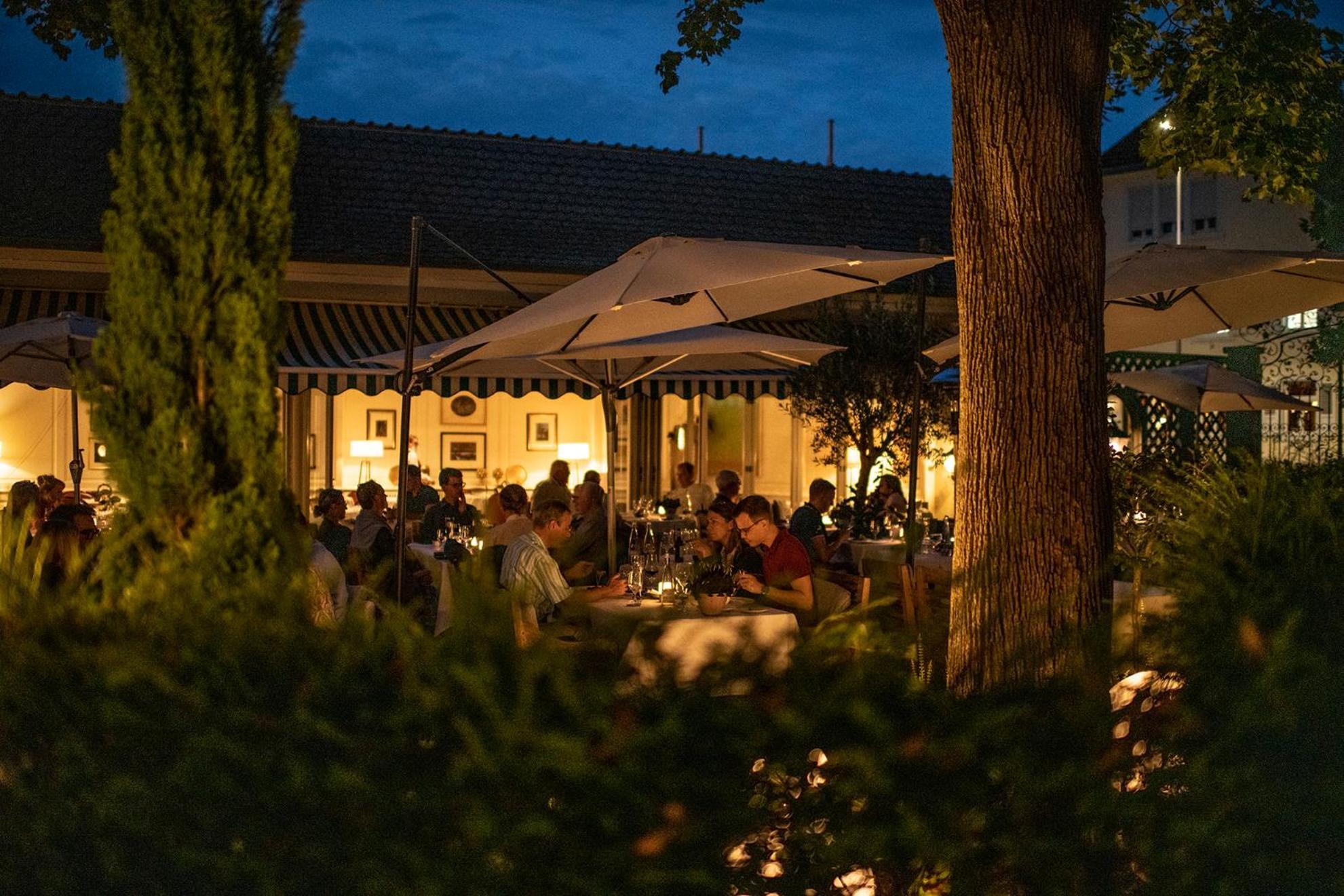 Hotel-Restaurant Erbprinz Ettlingen Exterior photo The restaurant at night